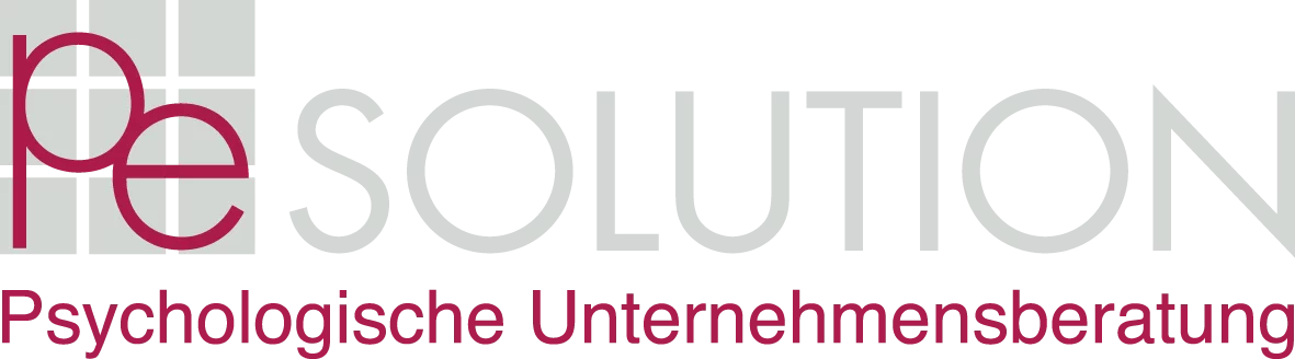 Das Logo zeigt den Schriftzug "pe Solution" in zwei Farben. Die Buchstaben "pe" sind in Rot gehalten und befinden sich links im Bild. Das Wort "SOLUTION" ist in einem hellen Grau geschrieben und erstreckt sich über den Rest des Bildes. Unterhalb des Schriftzugs steht in roter Farbe der Slogan "Psychologische Unternehmensberatung". .