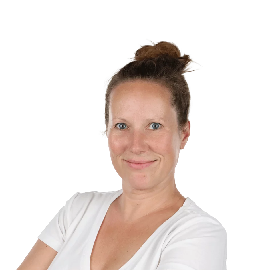 Porträt einer lächelnden Frau mit blonden Haaren, die zu einem Dutt gebunden sind. Sie trägt ein weißes T-Shirt und der Hintergrund ist transparent.