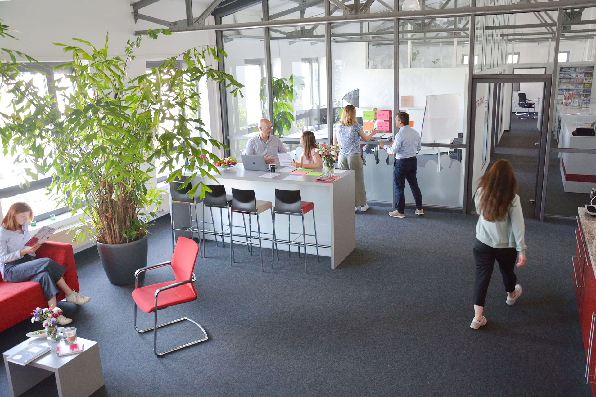 teamentwicklung-strukturierte-moderation-5276 Teamwork und Reflexion im modernen Büro: Mitarbeitende erarbeiten gemeinsam Lösungen in einem agilen Workshop-Setting.