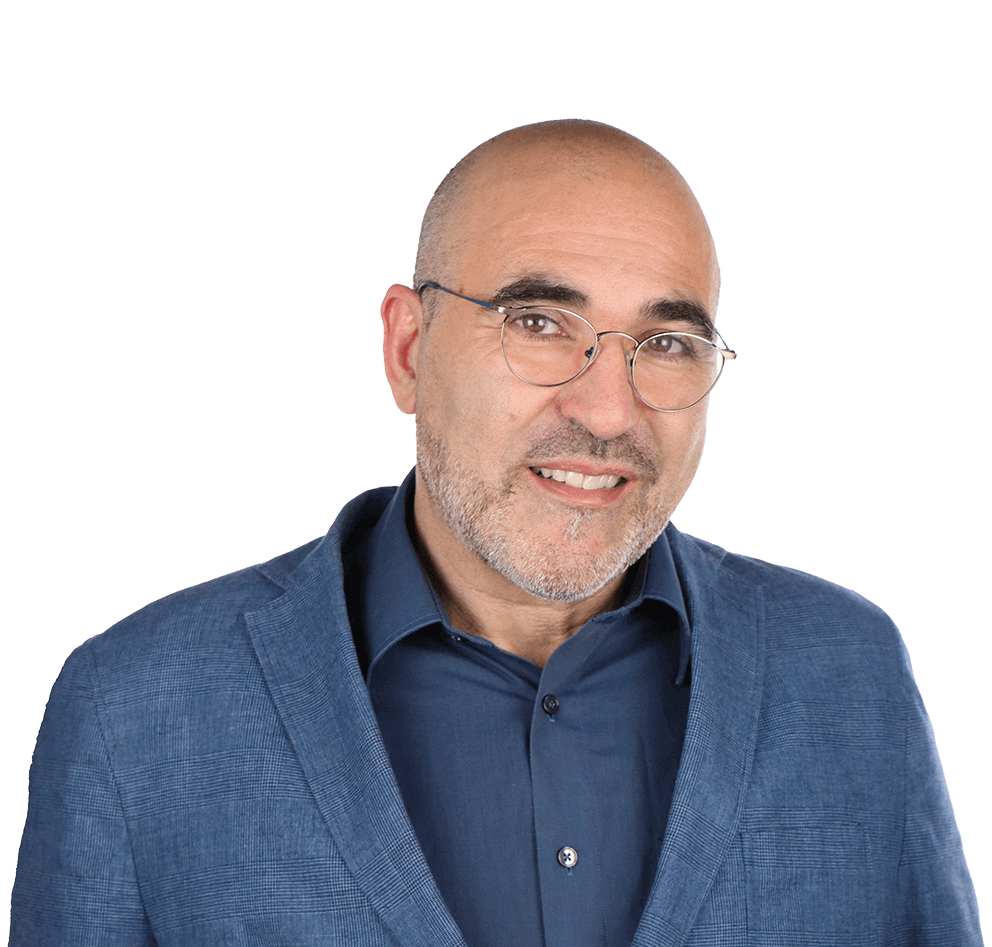 Porträt eines lächelnden Mannes mittleren Alters. Er trägt eine runde Brille und hat einen warmen Gesichtsausdruck. Der Mann ist in einem hellblauen Sakko und einem dunkelblauen Hemd gekleidet. Der Hintergrund ist transparent, was den Fokus auf sein Gesicht und sein Outfit legt.