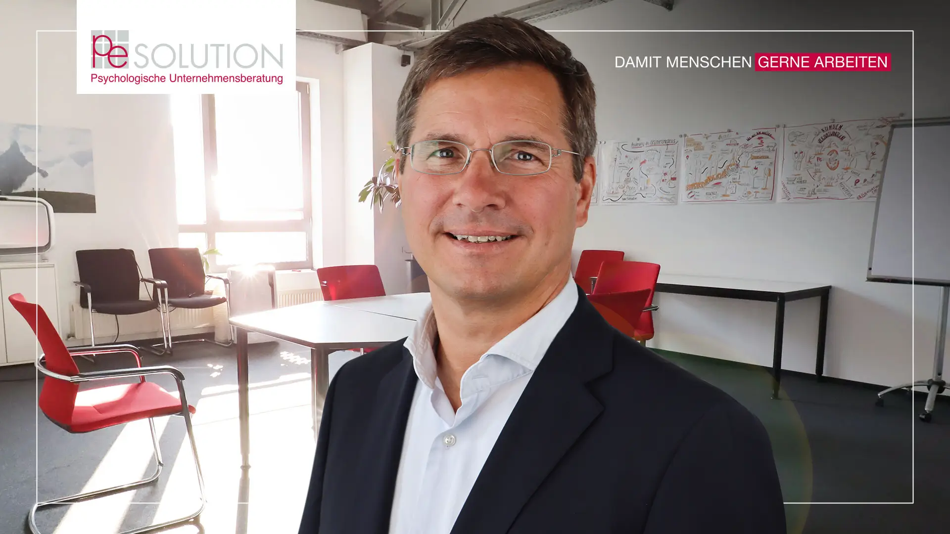 Mann im Anzug in einem Besprechungsraum; PE Solution Logo und Slogan ‚Damit Menschen gerne arbeiten