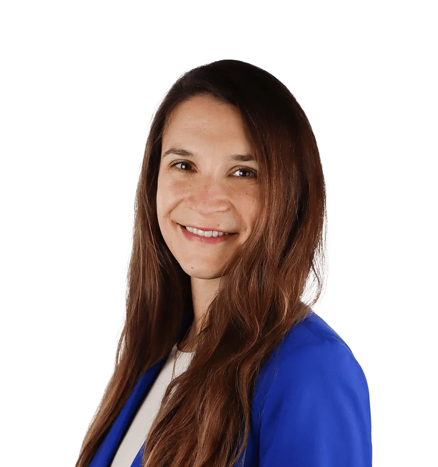 Porträt von Dr. Isabell Diermann, selbstständige Beraterin. Porträt einer lächelnden Frau mit langen, braunen Haaren, die einen blauen Blazer und ein weißes Oberteil trägt.