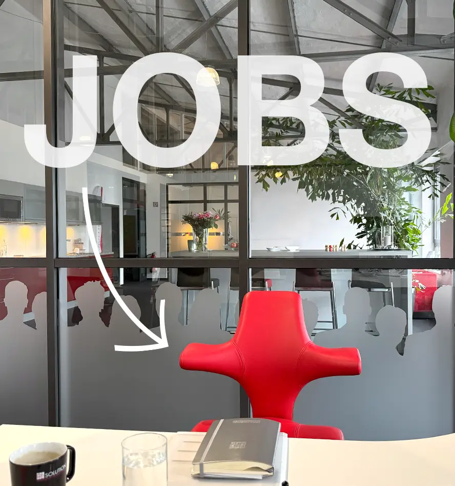 Porträt eines lächelnden Mannes mittleren Alters mit kurzen, dunkelbraunen Haaren und einem gepflegten Bart. Er trägt eine schwarze Brille und hat braune Augen. Der Mann ist in einem hellblauen Sakko mit feiner Struktur und einem weißen Hemd gekleidet. Sein Gesichtsausdruck ist freundlich und zugänglich. Der Hintergrund ist einfarbig weiß, was den Fokus auf sein Gesicht und sein Outfit legt.