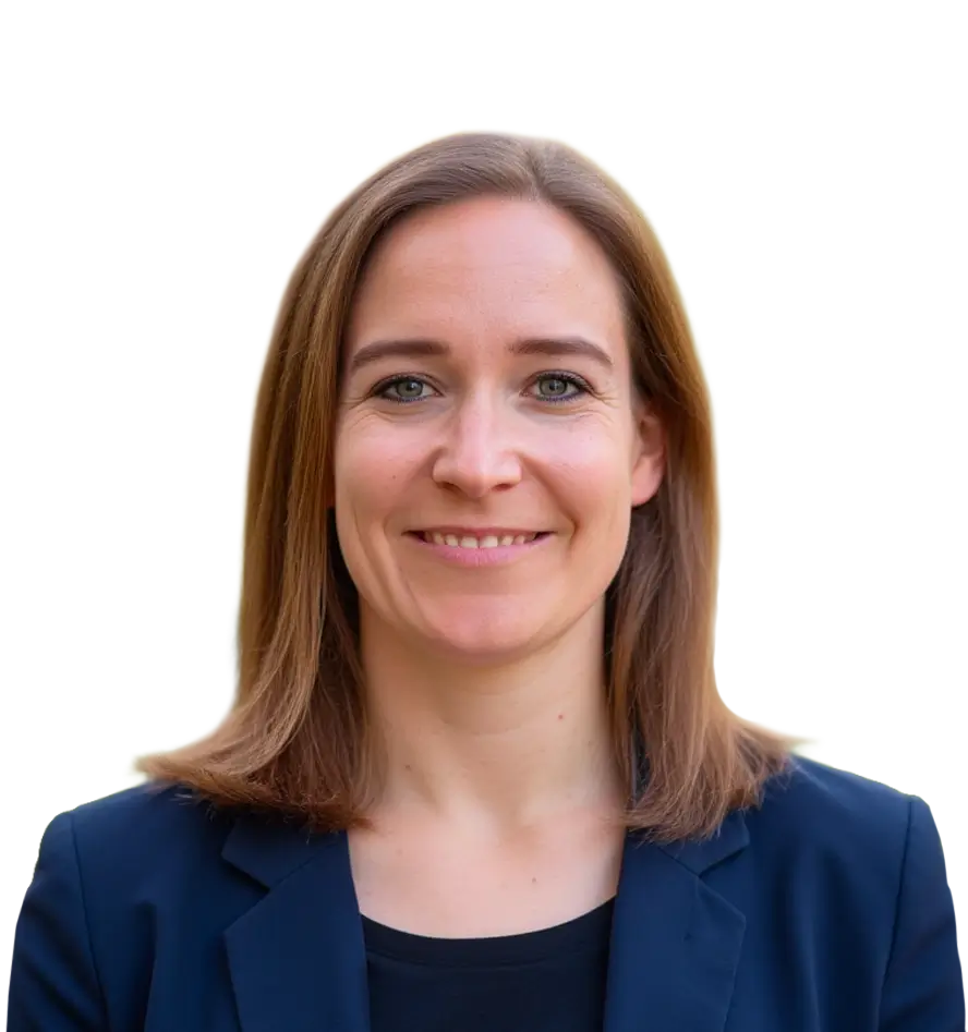 verena-berthold-selbststaendige-beraterin Porträt einer lächelnden Frau mittleren Alters mit langen, lockigen braunen Haaren. Sie trägt ein schwarzes Oberteil mit einem schwarzen Blazer. Ihre Augen sind blau, und sie hat einen freundlichen Gesichtsausdruck. Die Frau trägt silberne Ohrringe. Der Hintergrund ist einfarbig weiß, was den Fokus auf ihr Gesicht und ihr Outfit legt.