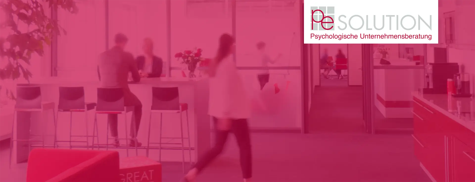 Teamwork und Reflexion im modernen Büro: Mitarbeitende erarbeiten gemeinsam Lösungen in einem agilen Workshop-Setting.
